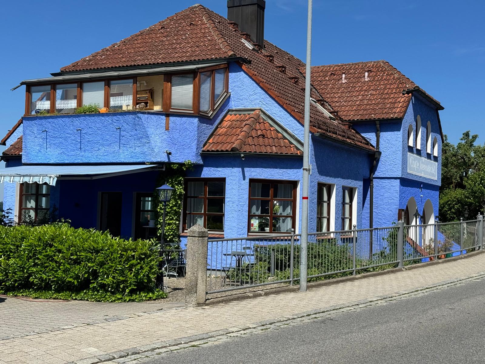 Außenansicht von Sandy's Zuckerzauber — das auffällige blaue Landcafé in Brennberg